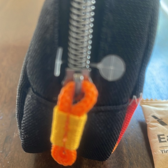 American Airlines Business class amenity kit - Picture 3 of 3